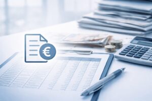 Schreibtisch mit Finanzunterlagen, Taschenrechner, Münzen und Dokumentensymbol mit Eurozeichen.